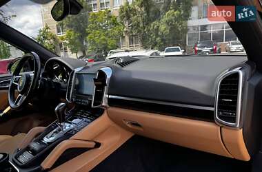 Внедорожник / Кроссовер Porsche Cayenne 2017 в 