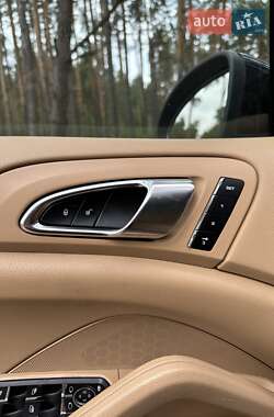 Внедорожник / Кроссовер Porsche Cayenne 2014 в 