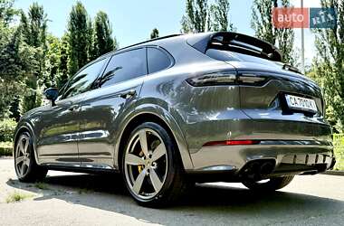 Позашляховик / Кросовер Porsche Cayenne 2022 в 
