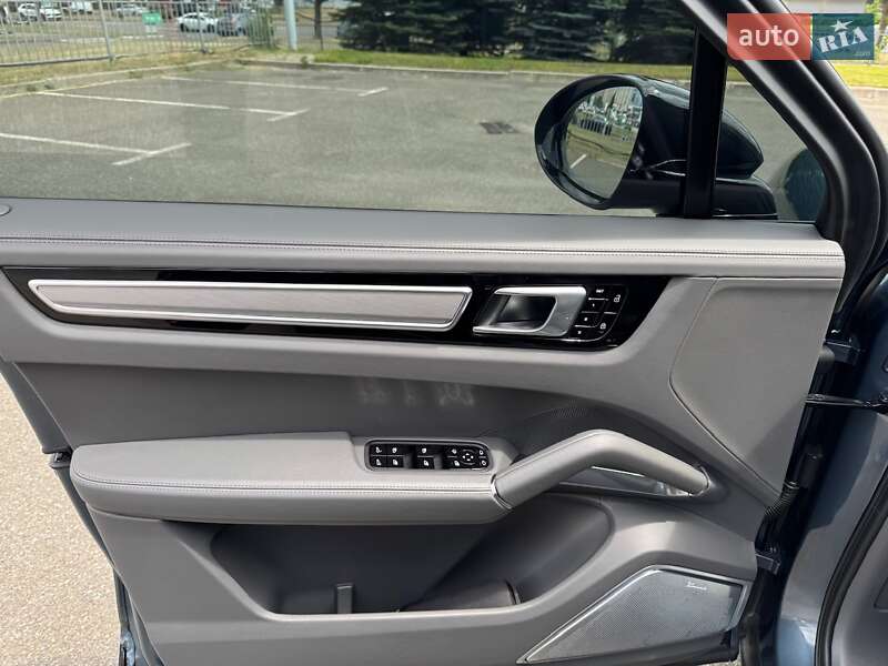 Внедорожник / Кроссовер Porsche Cayenne 2019 в Киеве