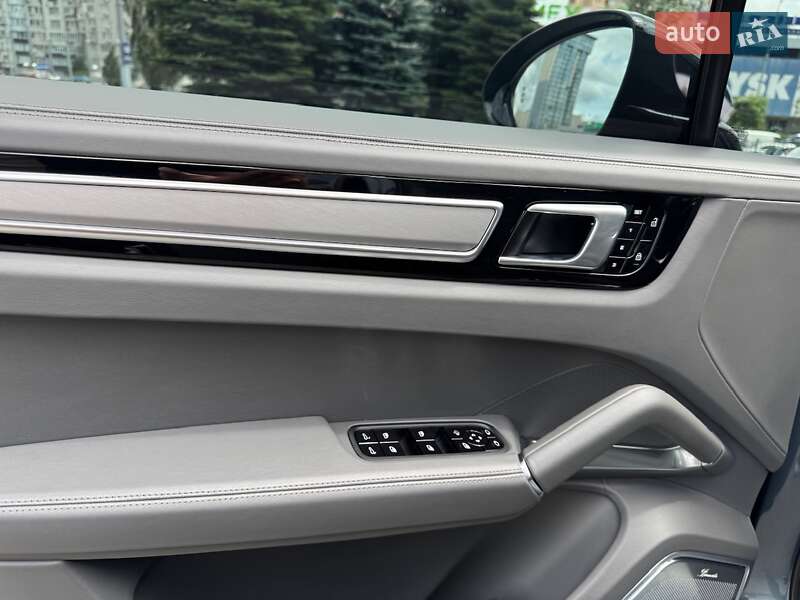 Внедорожник / Кроссовер Porsche Cayenne 2019 в Киеве