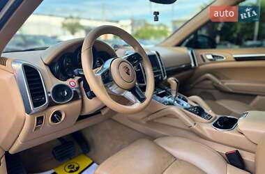 Внедорожник / Кроссовер Porsche Cayenne 2015 в 