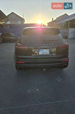 Внедорожник / Кроссовер Porsche Cayenne 2016 в 