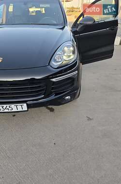 Внедорожник / Кроссовер Porsche Cayenne 2016 в 