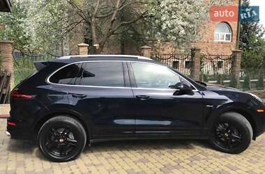 Внедорожник / Кроссовер Porsche Cayenne 2015 в 
