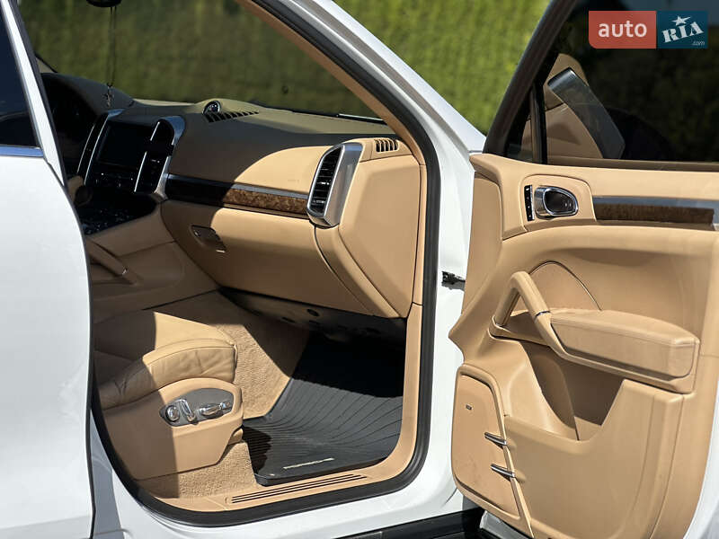 Позашляховик / Кросовер Porsche Cayenne 2012 в Львові