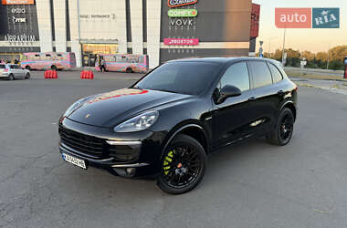 Внедорожник / Кроссовер Porsche Cayenne 2016 в 