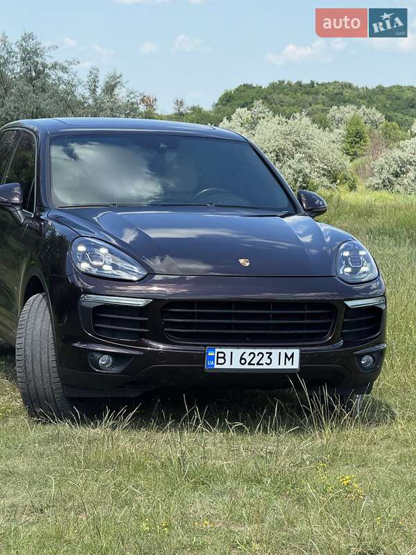 Внедорожник / Кроссовер Porsche Cayenne 2016 в Лохвице