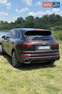 Внедорожник / Кроссовер Porsche Cayenne 2016 в 