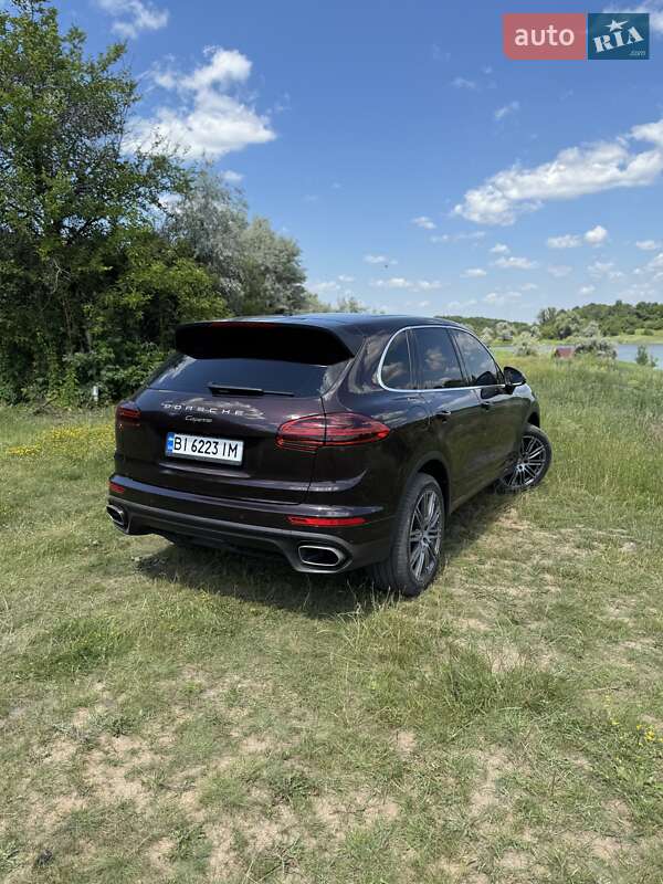 Внедорожник / Кроссовер Porsche Cayenne 2016 в Лохвице