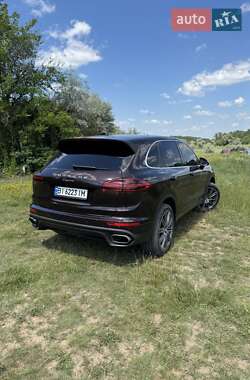 Внедорожник / Кроссовер Porsche Cayenne 2016 в 