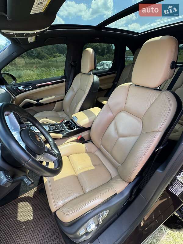 Внедорожник / Кроссовер Porsche Cayenne 2016 в Лохвице