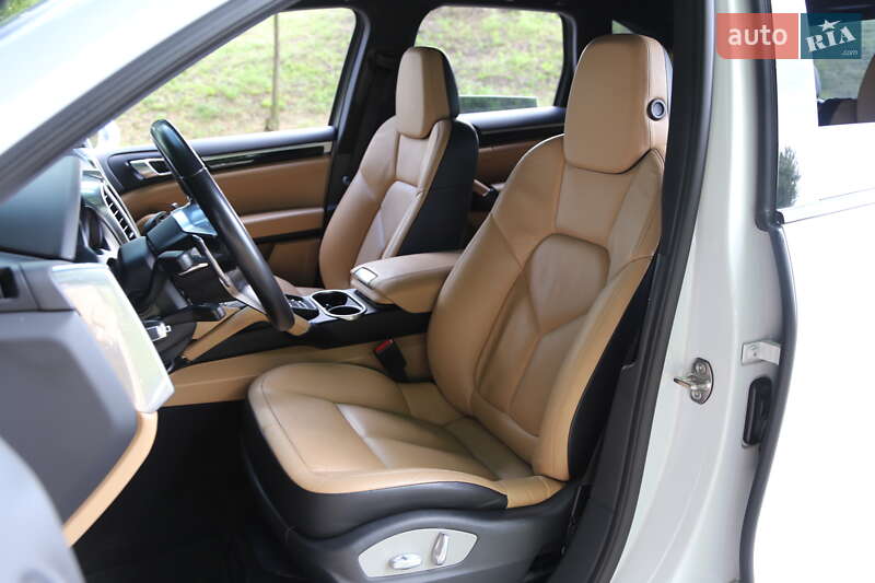 Внедорожник / Кроссовер Porsche Cayenne 2016 в Киеве