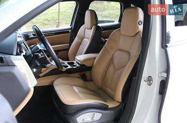 Внедорожник / Кроссовер Porsche Cayenne 2016 в 