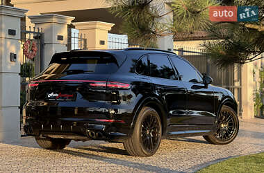 Позашляховик / Кросовер Porsche Cayenne 2022 в 