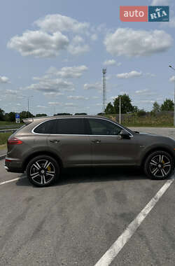 Внедорожник / Кроссовер Porsche Cayenne 2015 в 