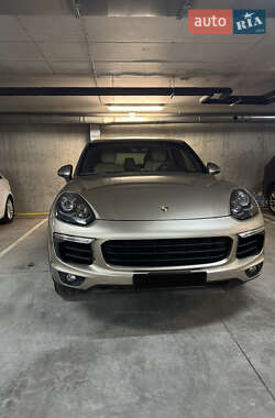 Внедорожник / Кроссовер Porsche Cayenne 2015 в 
