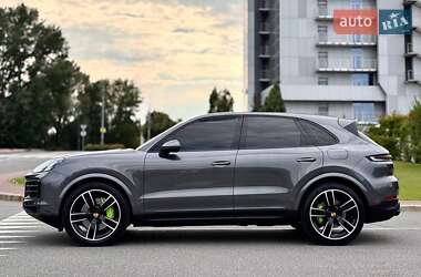Позашляховик / Кросовер Porsche Cayenne 2024 в 