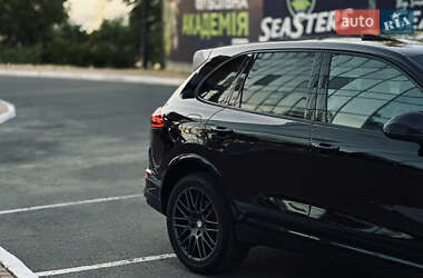 Внедорожник / Кроссовер Porsche Cayenne 2016 в 