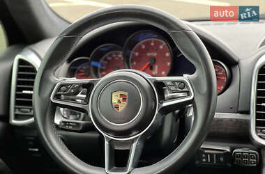 Внедорожник / Кроссовер Porsche Cayenne 2016 в 