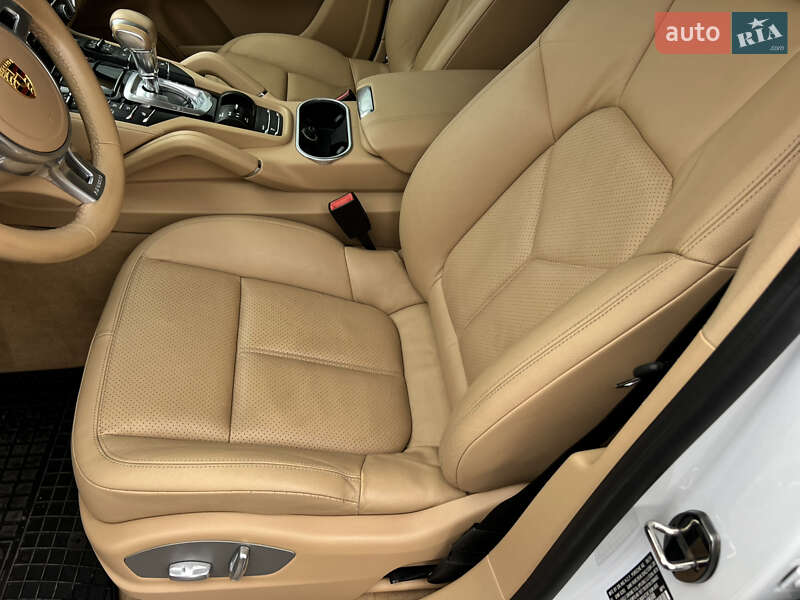Внедорожник / Кроссовер Porsche Cayenne 2014 в Луцке