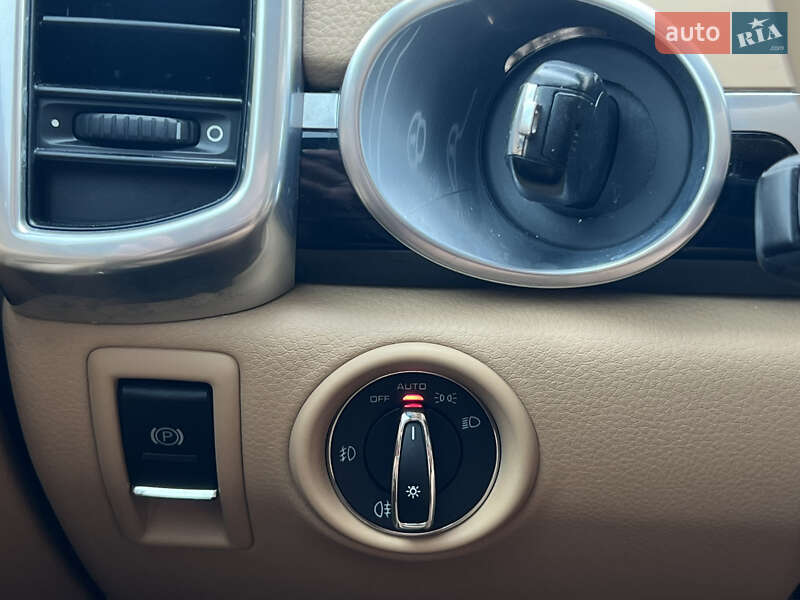 Внедорожник / Кроссовер Porsche Cayenne 2014 в Луцке