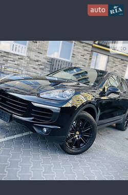 Внедорожник / Кроссовер Porsche Cayenne 2015 в 
