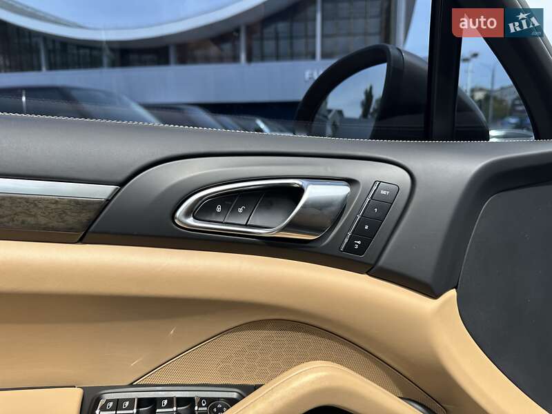 Позашляховик / Кросовер Porsche Cayenne 2014 в Києві