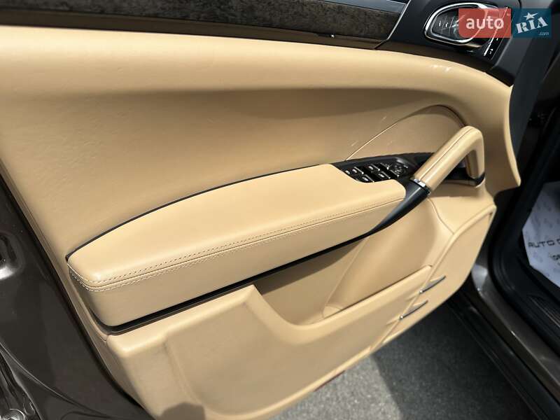 Позашляховик / Кросовер Porsche Cayenne 2014 в Києві