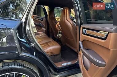 Внедорожник / Кроссовер Porsche Cayenne 2018 в 