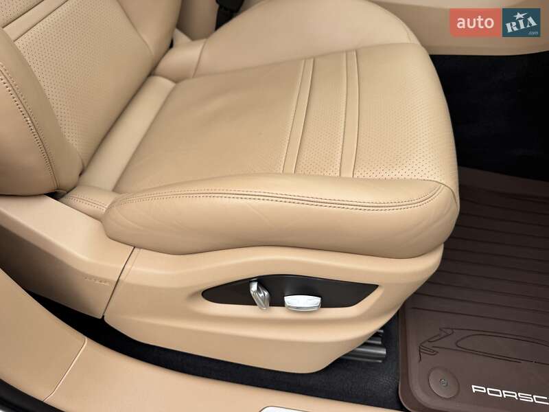 Позашляховик / Кросовер Porsche Cayenne 2019 в Стрию