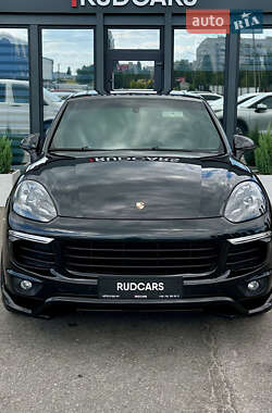 Внедорожник / Кроссовер Porsche Cayenne 2015 в 