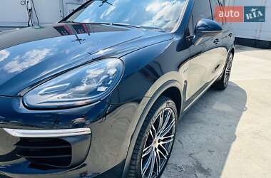 Внедорожник / Кроссовер Porsche Cayenne 2015 в 