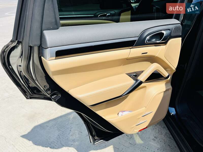 Внедорожник / Кроссовер Porsche Cayenne 2015 в Киеве
