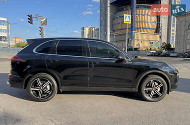 Внедорожник / Кроссовер Porsche Cayenne 2016 в 