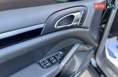 Внедорожник / Кроссовер Porsche Cayenne 2016 в 