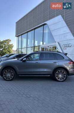 Внедорожник / Кроссовер Porsche Cayenne 2015 в 
