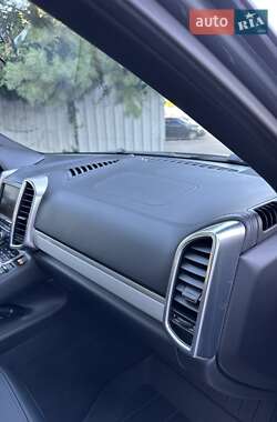 Внедорожник / Кроссовер Porsche Cayenne 2015 в 