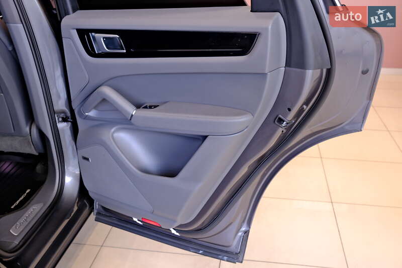 Внедорожник / Кроссовер Porsche Cayenne 2019 в Одессе