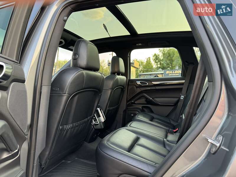 Позашляховик / Кросовер Porsche Cayenne 2015 в Києві
