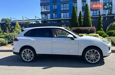 Внедорожник / Кроссовер Porsche Cayenne 2016 в 