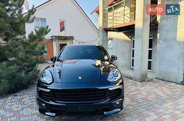 Внедорожник / Кроссовер Porsche Cayenne 2015 в 