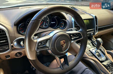 Внедорожник / Кроссовер Porsche Cayenne 2015 в 