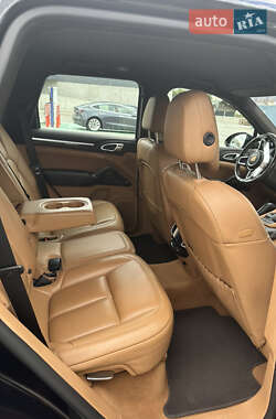 Внедорожник / Кроссовер Porsche Cayenne 2015 в 
