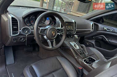 Внедорожник / Кроссовер Porsche Cayenne 2015 в 