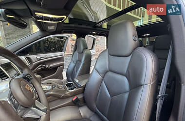 Внедорожник / Кроссовер Porsche Cayenne 2015 в 