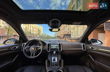 Внедорожник / Кроссовер Porsche Cayenne 2015 в 