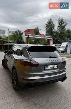 Внедорожник / Кроссовер Porsche Cayenne 2015 в 