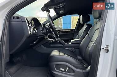 Внедорожник / Кроссовер Porsche Cayenne 2018 в 