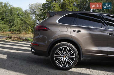 Внедорожник / Кроссовер Porsche Cayenne 2015 в 